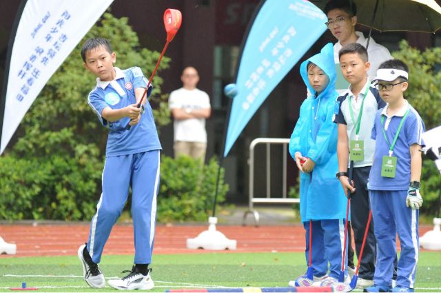 办第二届中小学生高尔夫球校园联赛K8凯发天生赢家深圳市福田区举